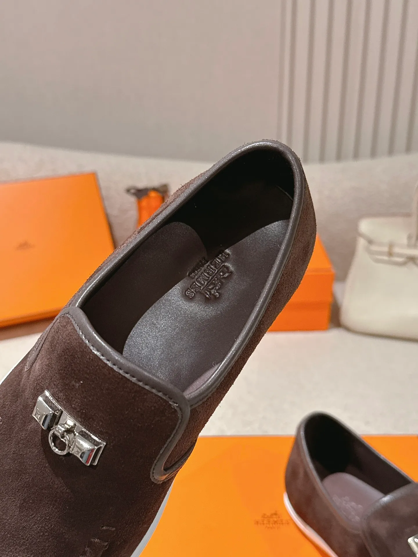 Men's Men's Shoes 600💰 Hermes# Couple Studded Loafers Calfskin and suede goatskin lace-up free sneakers with signature "H" detail. The design is simple and smooth, creating a fashionable urban look. It is comfortable and versatile. H family classics are not outdated, and the delivery counter is exquisitely packaged🛍📦 Fabric: Original customized imported first-layer cowhide/cow down Lining: Imported soft sheepskin Sole: Original open-molded anti-slip TPU material Size: 35-45